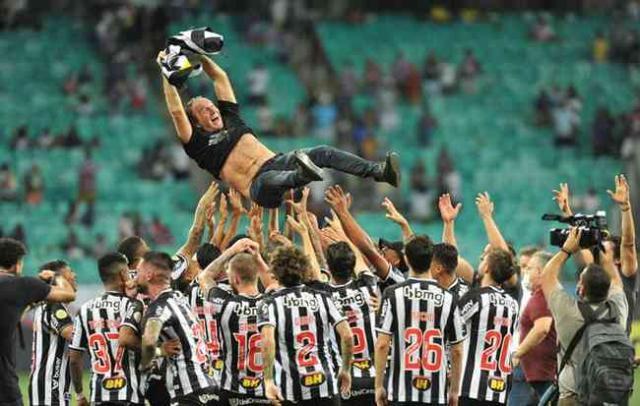 V体育下载-米涅罗时隔50年巴甲夺冠！山东旧帅抱上海旧将大腿