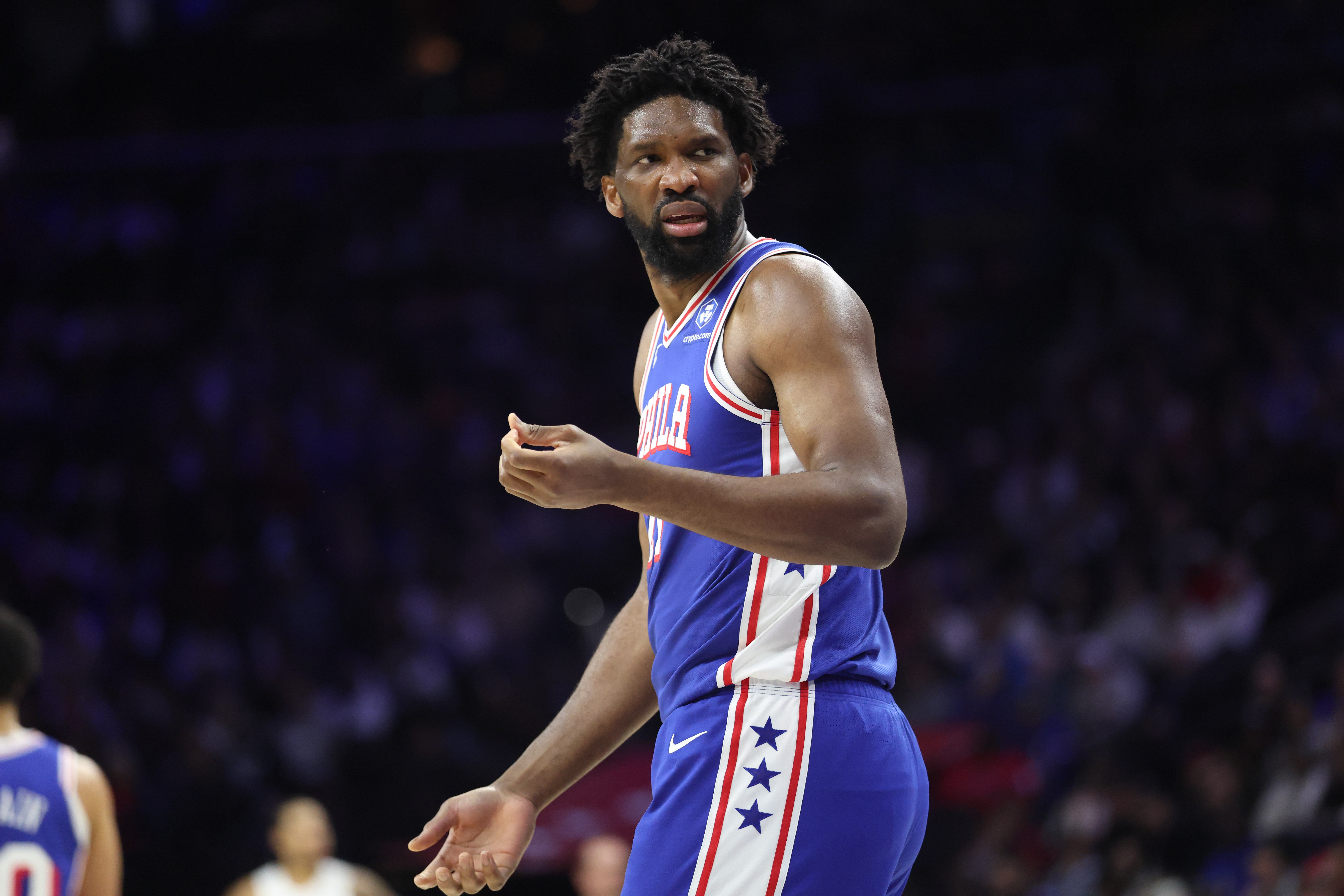 V体育官网-火箭助教：恩比德骗犯规太疯狂了 他现在只想着进攻&amp;要让申京突他