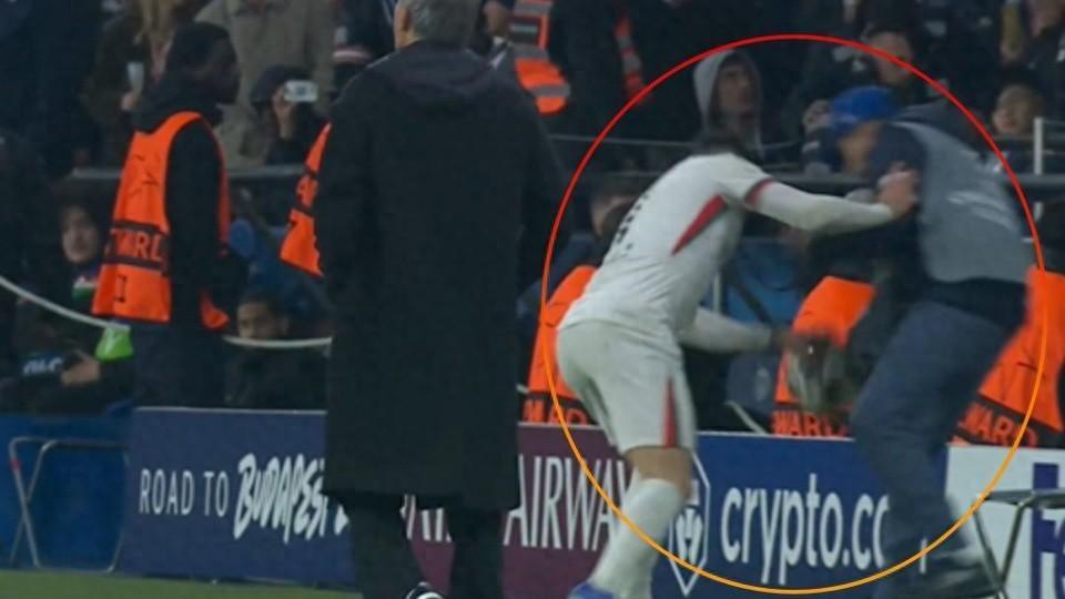 V体育下载-欧冠：切尔西客场2-5惨败巴黎，佩德罗·内托推搡球童引发争议